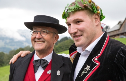 Rot. Thomas Weber, der OK-Präsident des ESAF 2022 in Pratteln, zusammen mit dem frisch gekürten Schwingerkönig Joel Wicki